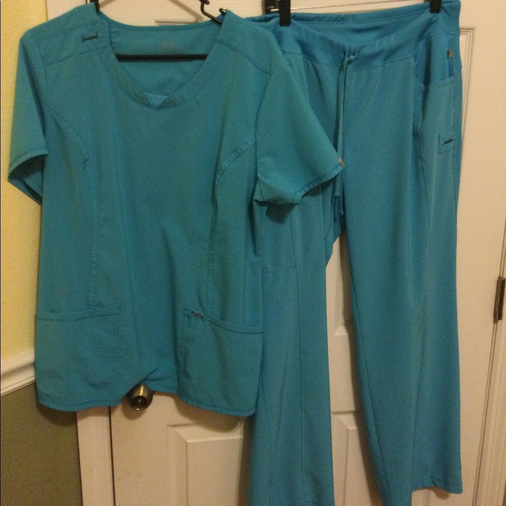 Cherokee Infinity scrub set